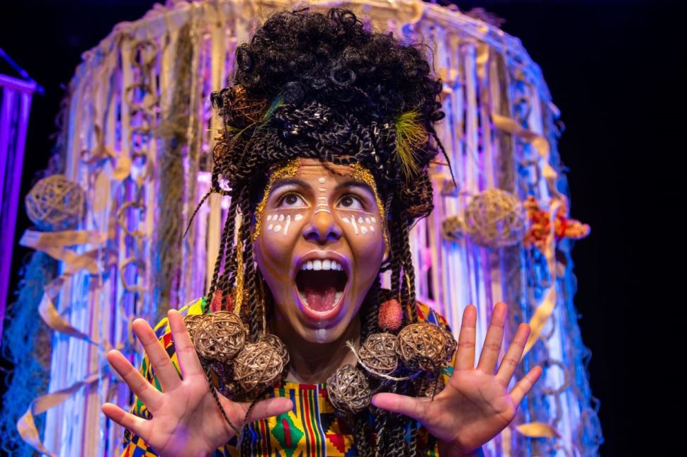 Emaranhada: viagem teatral celebra os fios da ancestralidade negra