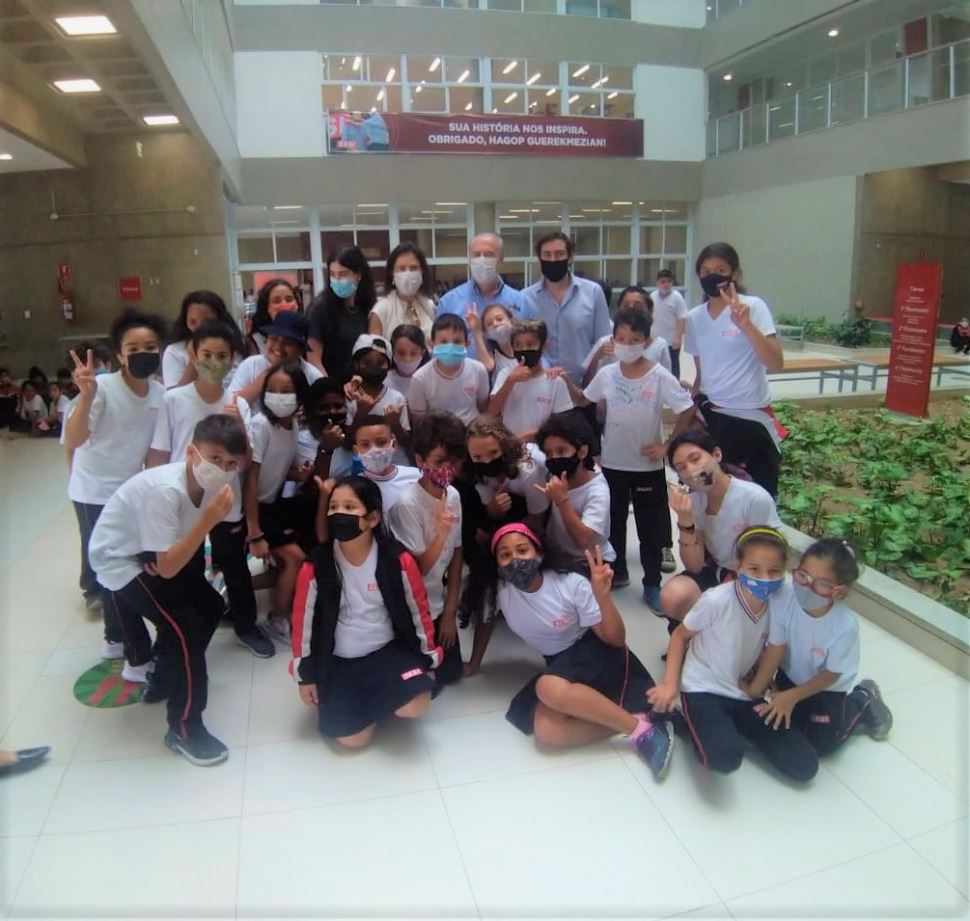 Hagop Guerekmezian visita a Escola Sesi Guarulhos e deseja Boas Festas aos alunos