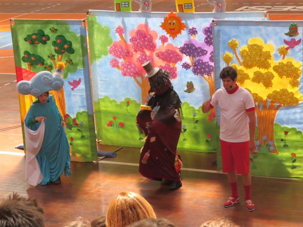 SESI Indaiatuba recebeu o espetáculo "Reciclando idéias"