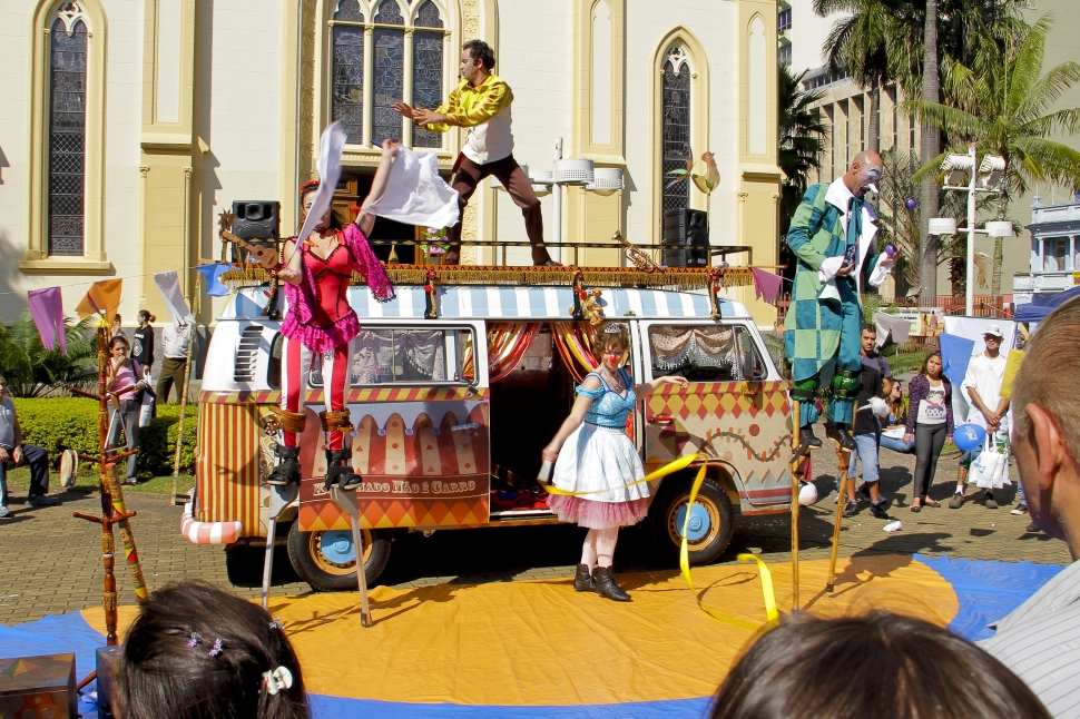 No mês da criança, espetáculo no SESI Indaiatuba brinca com o contar histórias