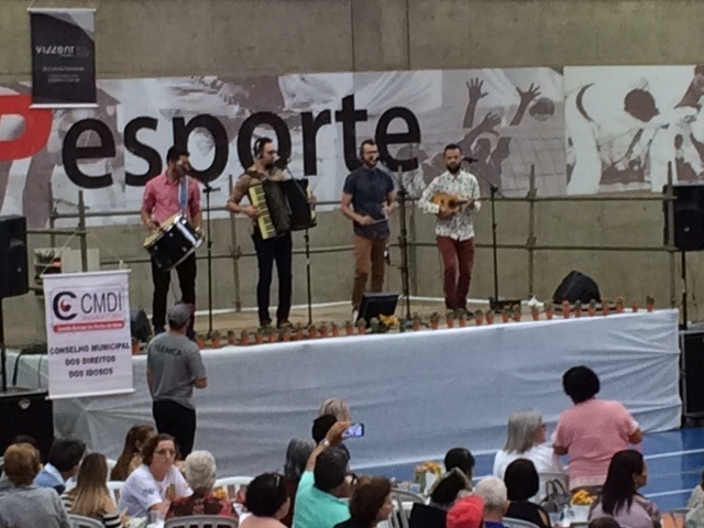 Grupos de Terceira Idade se reúnem no SESI Indaiatuba para festejar o Setembro Dourado com muita música e animação