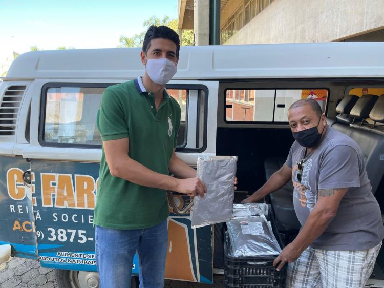 Diretor do SESI Indaiatuba Guilherme Sabio entrega alimentos para entidade filantrópica