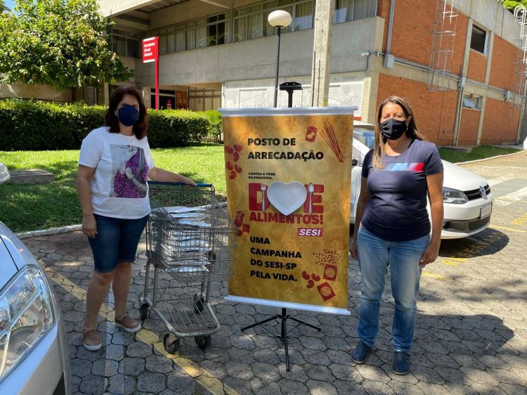 Diretora Escolar Viviane Marquezano entrega alimentos para entidade filantrópica