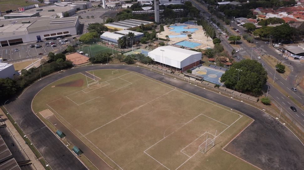 Campo de Futebol em manutenção