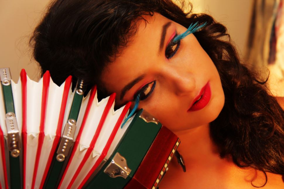 LÍVIA MATTOS APRESENTA ÁLBUM AUTORAL “VINHA DA IDA” NO SESI ITAPETININGA