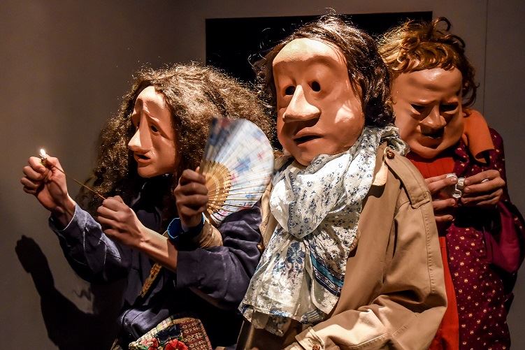 TEATRO DE MÁSCARAS ABORDA A SOLIDÃO HUMANA