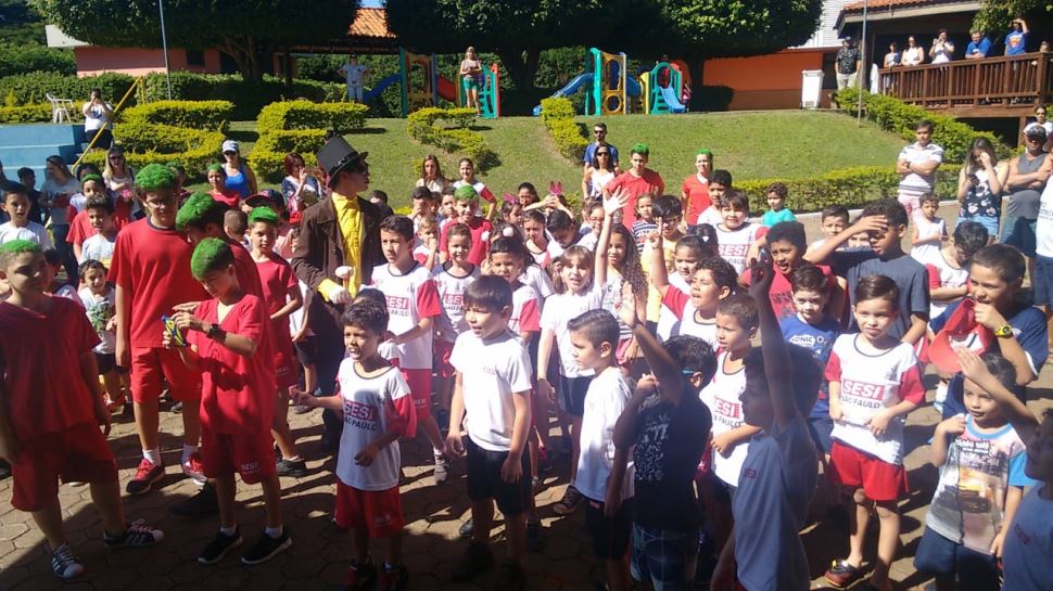 Evento de Páscoa no SESI Itapetininga integrou alunos e familiares em atividades lúdicas.