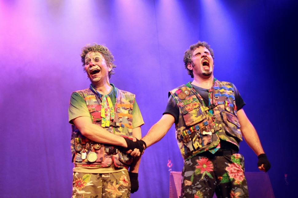 Em tom de comédia, espetáculo questiona a disputa pelo poder