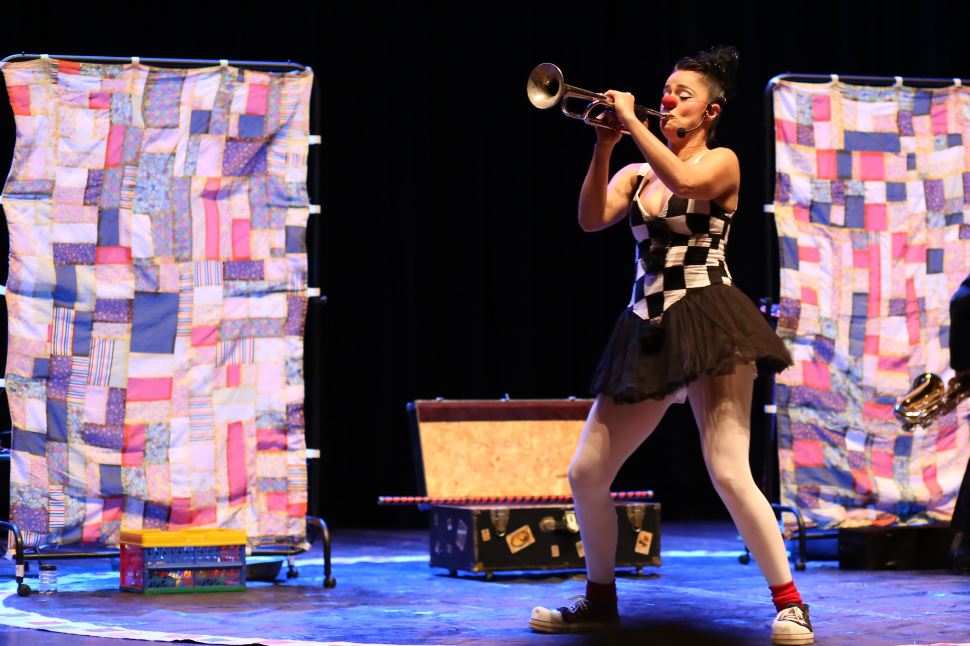 Espetáculo no SESI Itapetininga apresenta a palhaça brasileira