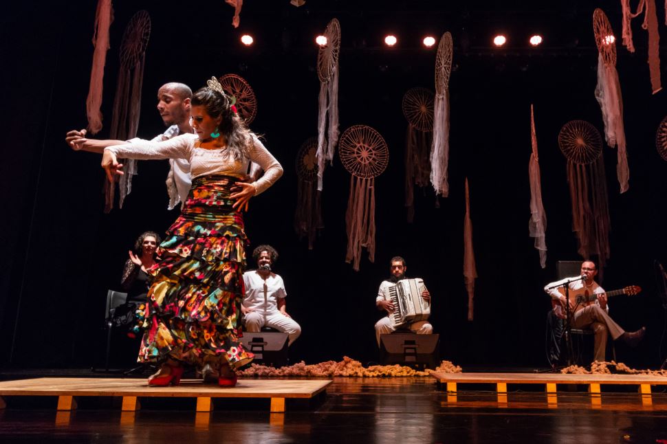 Espetáculo reflete o contato entre diferentes culturas