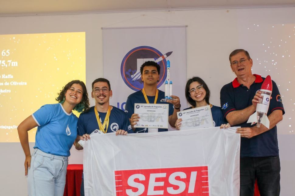 ALUNOS DO SESI ITAPETININGA CONQUISTAM JORNADA DE FOGUETES NO RIO DE JANEIRO COM NOVO RECORDE