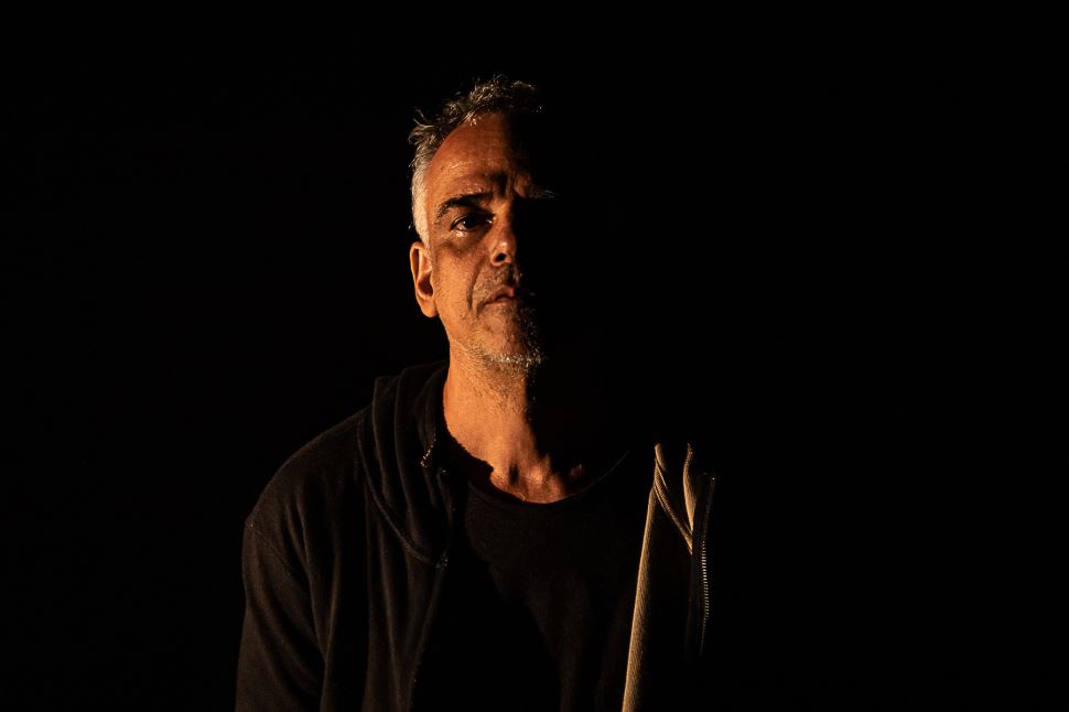 Ângelo Antônio interpreta o texto ‘Um Precipício no Mar’ no Sesi Itapetininga
