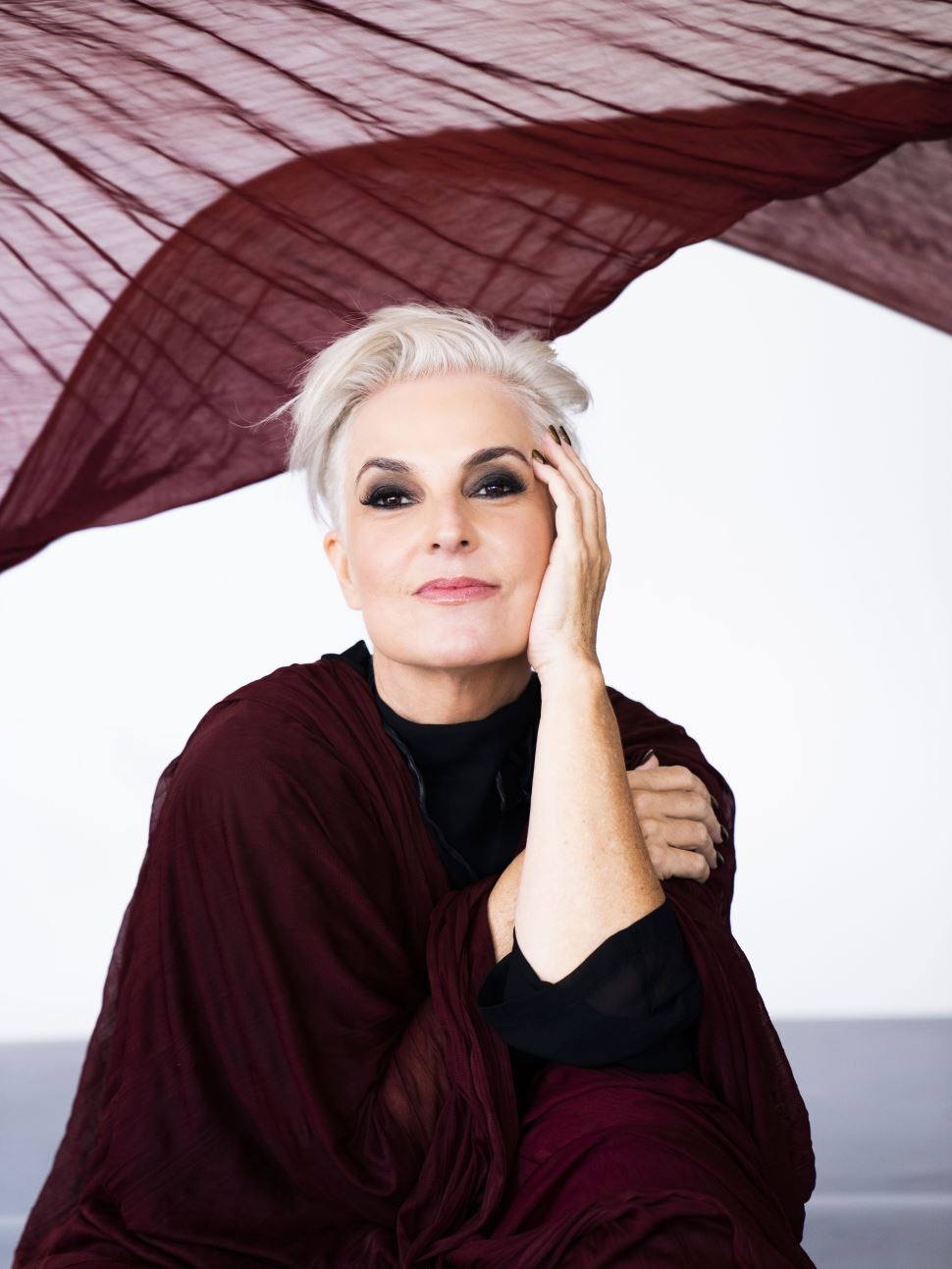 Isabella Taviani apresenta show intimista "Voz e Violão" no SESI Itapetininga