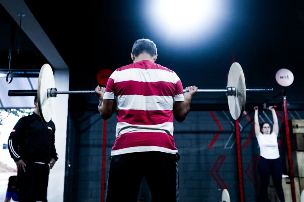 Novembro azul: musculação é aliada da longevidade e ajuda na prevenção de doenças em homens e idosos