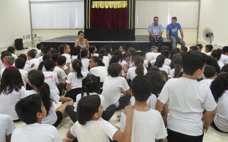 Alunos do Ensino Fundamental assistem à peça de teatro de marionetes