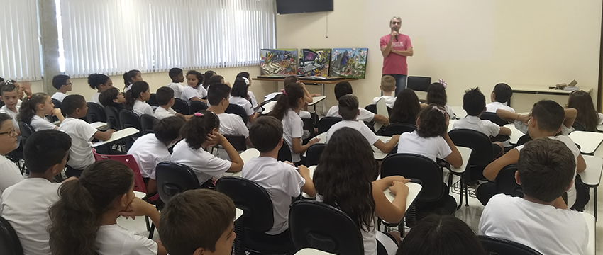 Artista Paulo Lara visita alunos da escola SESI-SP de Itu