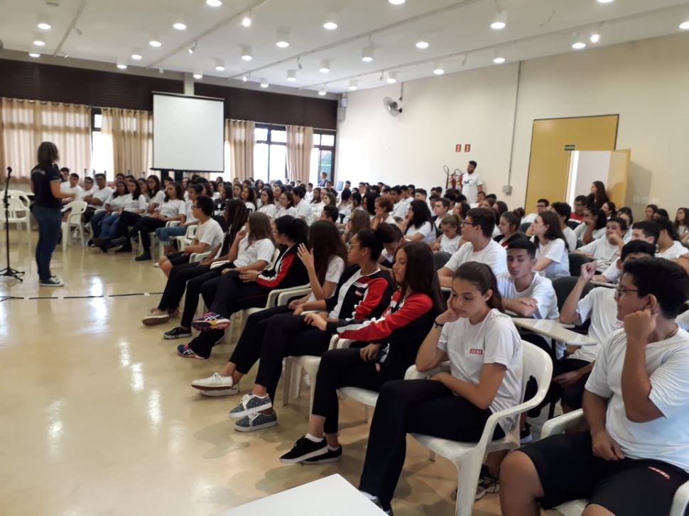 Alunos do SESI Jaú participam de palestra com editora de jornal