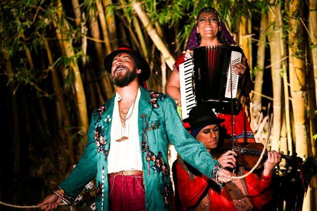 A CARAVANA DOS PÁSSAROS ERRANTES