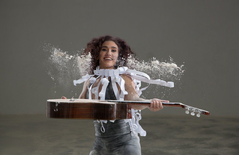 Badi Assad comemora 25 anos de carreira no teatro do SESI São José dos Campos