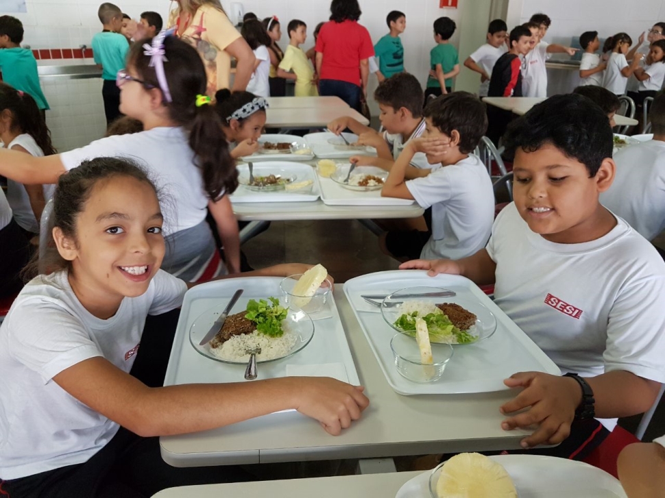 Alunos da Escola SESI-SP de São José dos Campos colhem as primeiras hortaliças do projeto Horta na Escola