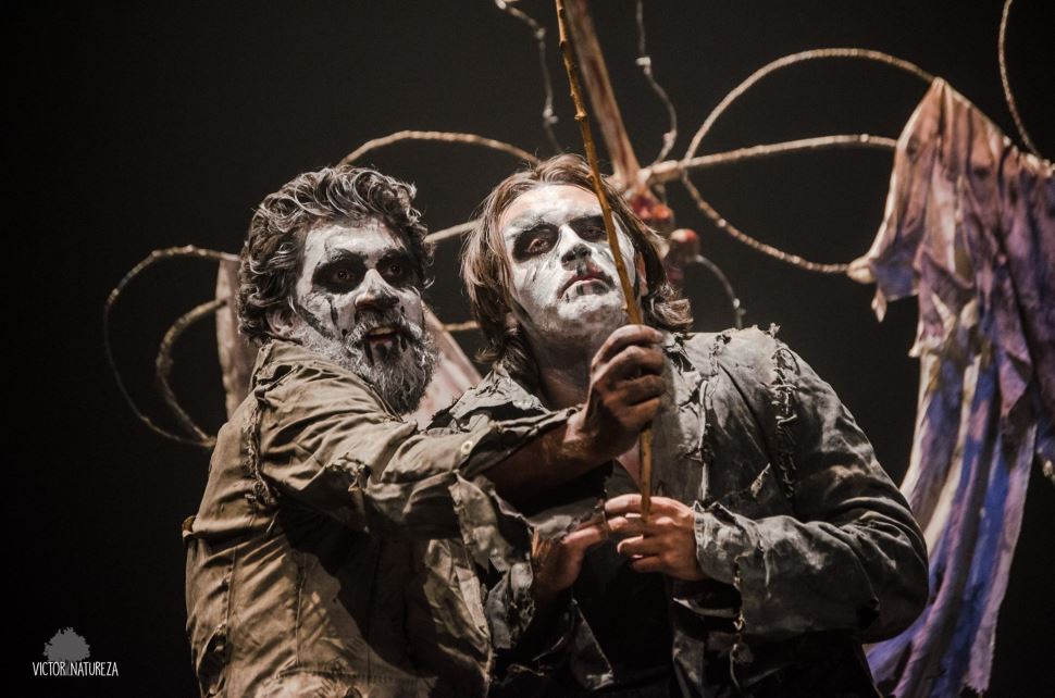 Peça no SESI São José dos Campos se inspira no teatro do absurdo para retratar os dilemas do cotidiano