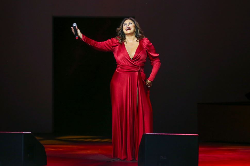 Fafá de Belém apresenta grandes sucessos da carreira do SESI São José dos Campos