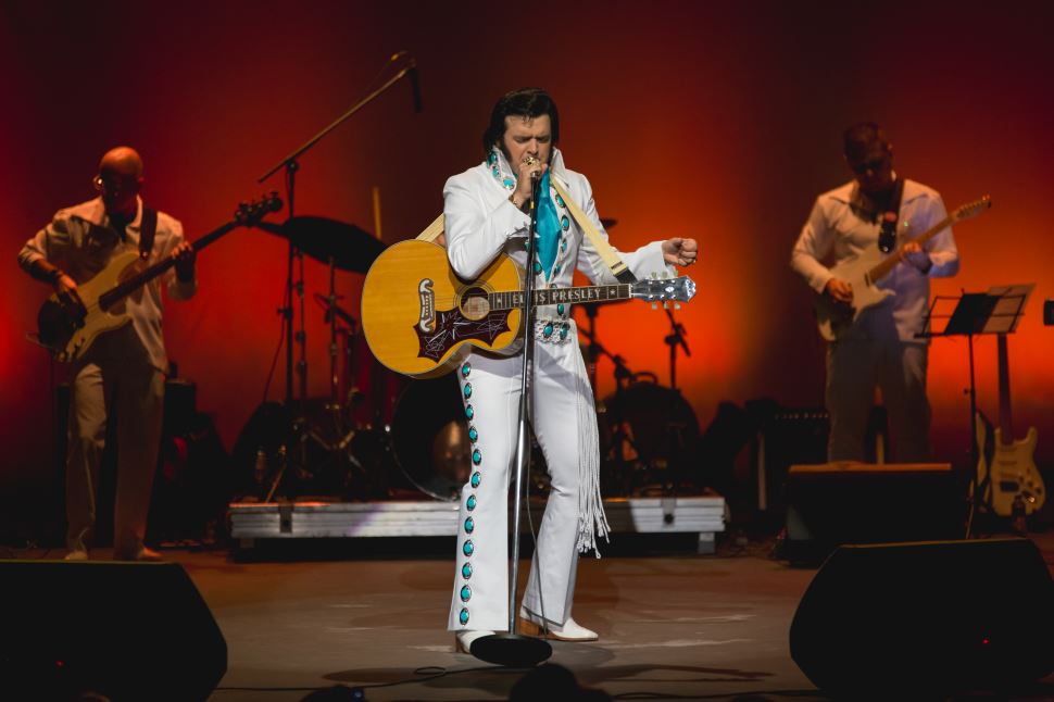 SHOW NO SESI SÃO JOSÉ DOS CAMPOS RELEMBRA O LEGADO DE ELVIS PRESLEY 
