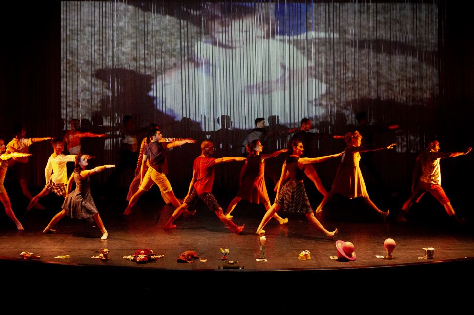 CIA DE DANÇA RESGATA O LÚDICO EM ESPETÁCULO MEMÓRIAS DE BRINQUEDO NO SESI SÃO JOSÉ DOS CAMPOS