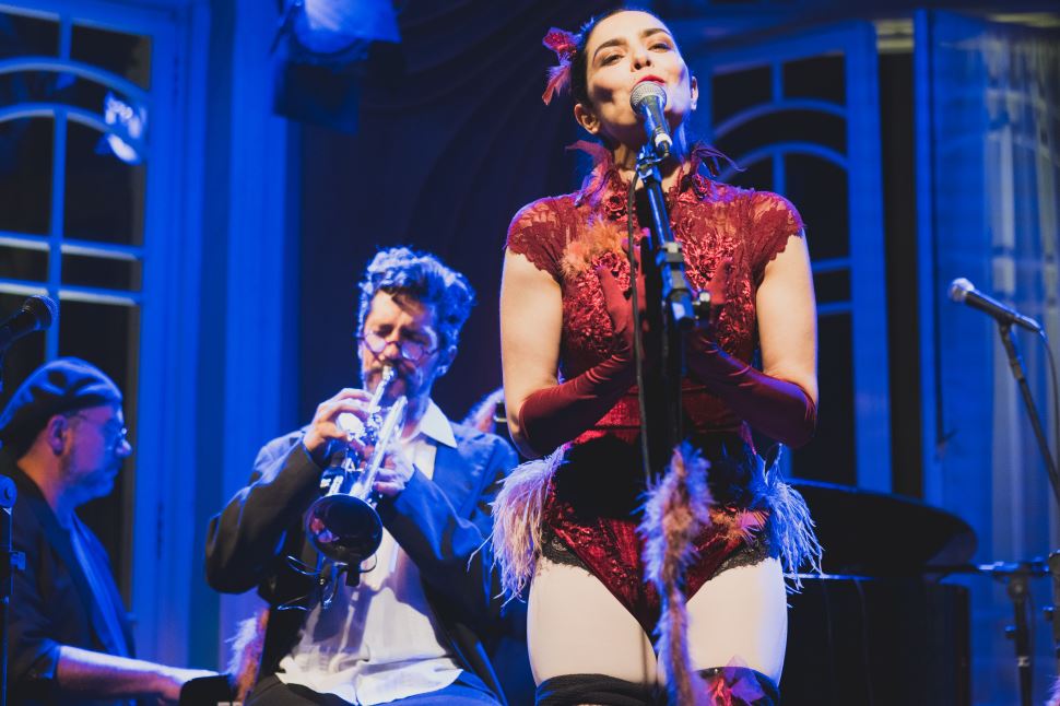 LETÍCIA SABATELLA E SUA CARAVANA TONTERIA LEVAM ATMOSFERA DE CABARÉ AO SESI SÃO JOSÉ DOS CAMPOS