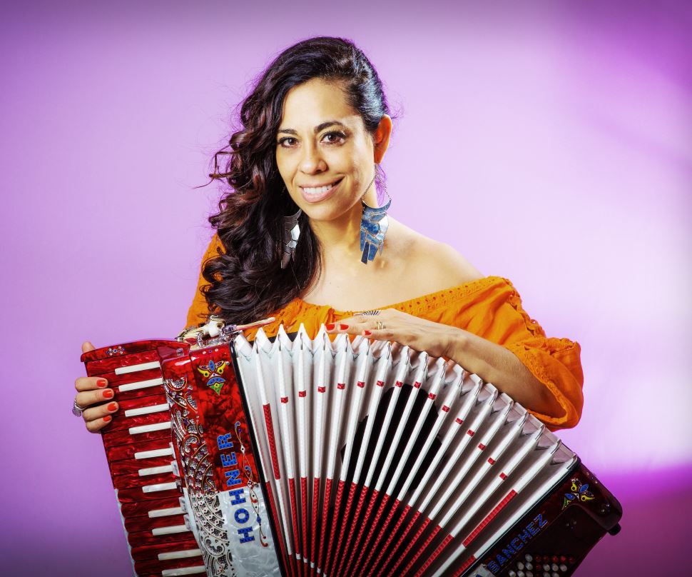 Show apresenta ritmos brasileiros ao som da sanfona de Adriana Sanchez