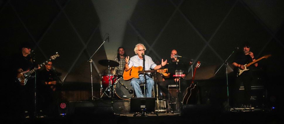 Renato Teixeira chega com sua turnê "Estrada Eu Sou" no Centro Cultural SESI São José dos Campos