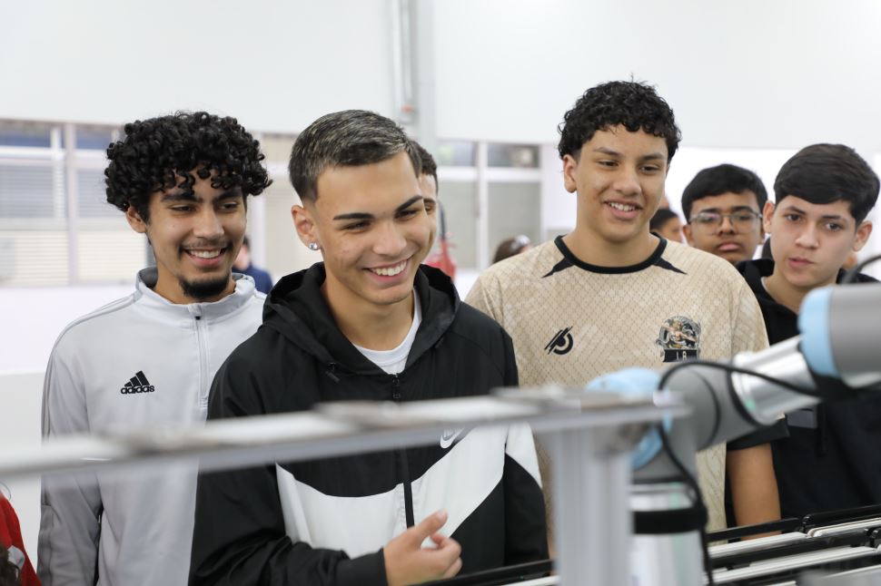 Alunos visitam unidade do SENAI 