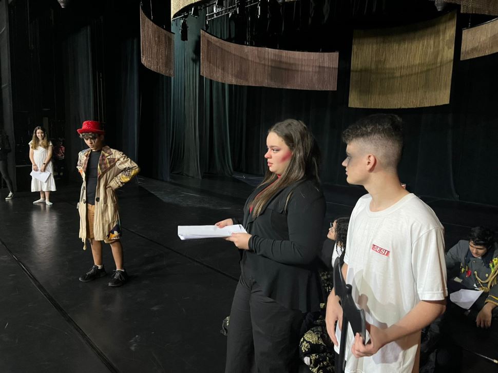 Projeto interdisciplinar integra sala de aula ao teatro 