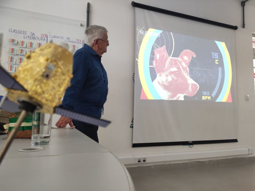 Alunos participam de palestra com especialista em tecnologias espaciais 