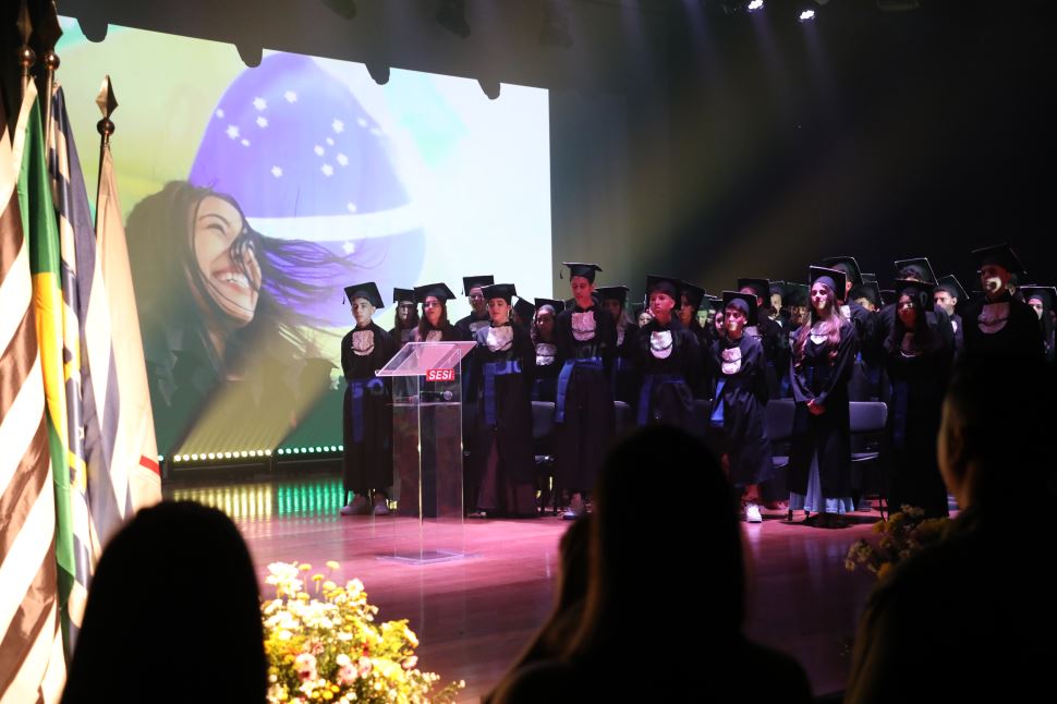 Alunos do 9º ano do ensino fundamental e do 3º ano do ensino médio se formam; veja fotos