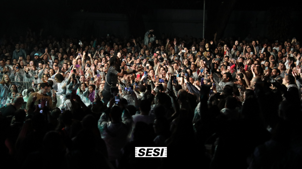 Toni Garrido canta clássicos e emociona público; confira as fotos