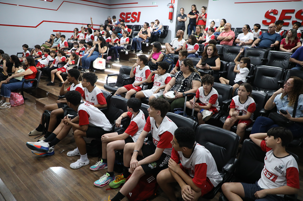 SESI São José dos Campos recebe atletas do SESI Basquete Araraquara em ação da Pedagogia do Exemplo