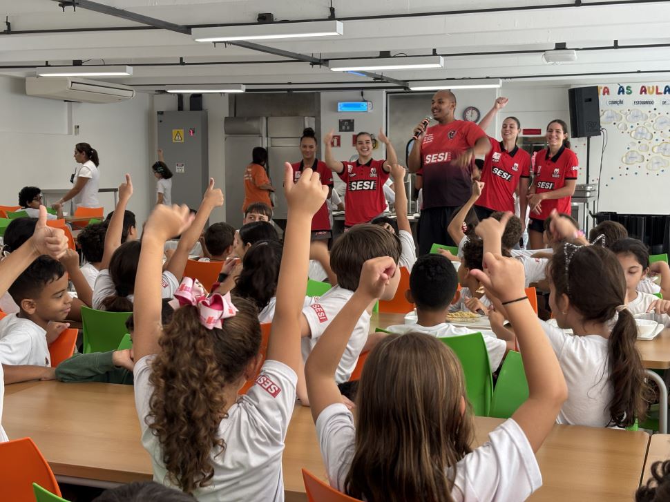 Equipe do SESI Araraquara visita escola em São José antes de jogo pela LBF 