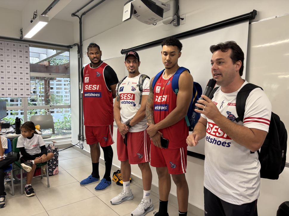 Atletas do Franca Basquete visitam unidade do SESI em São José dos Campos 