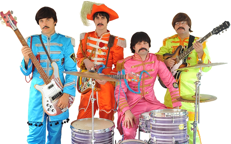 Com réplicas de roupas e instrumentos, banda recria a trajetória dos Beatles em show no SESI Limeira