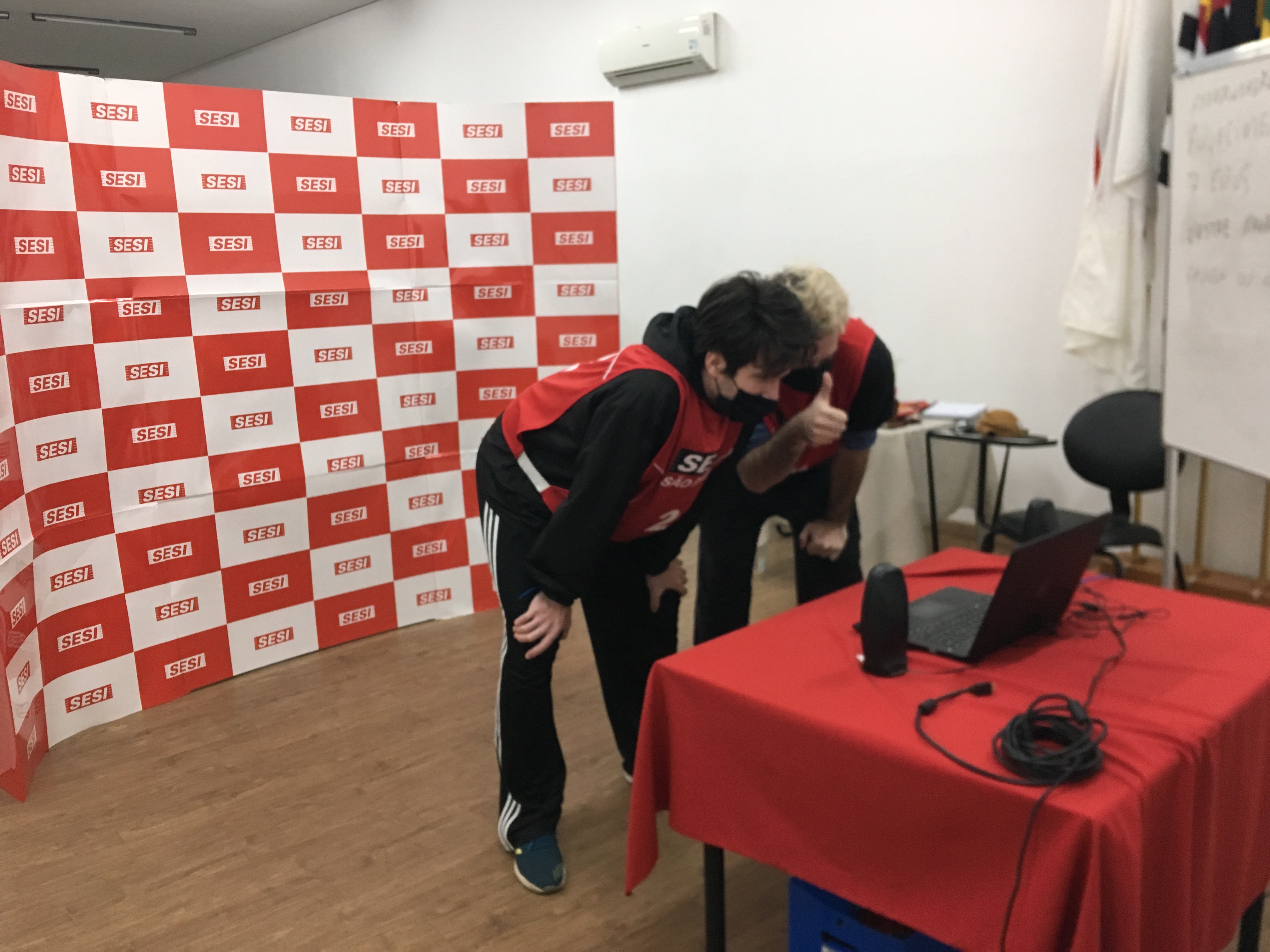 os estagiários interagiam com as crianças pelo computador