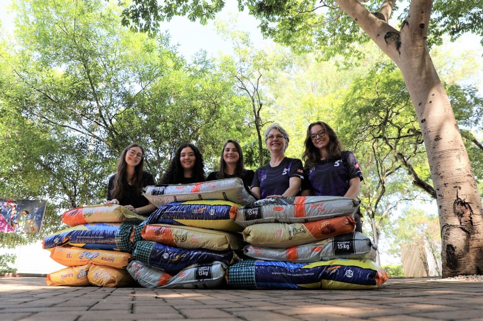 Trabalho de alunas do Sesi Limeira arrecada 1 tonelada de ração para cães e gatos 
