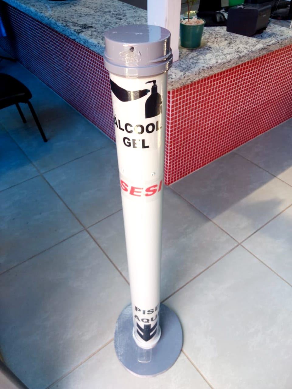 Equipe do SESI Marília desenvolve dispenser de álcool em gel de baixo custo