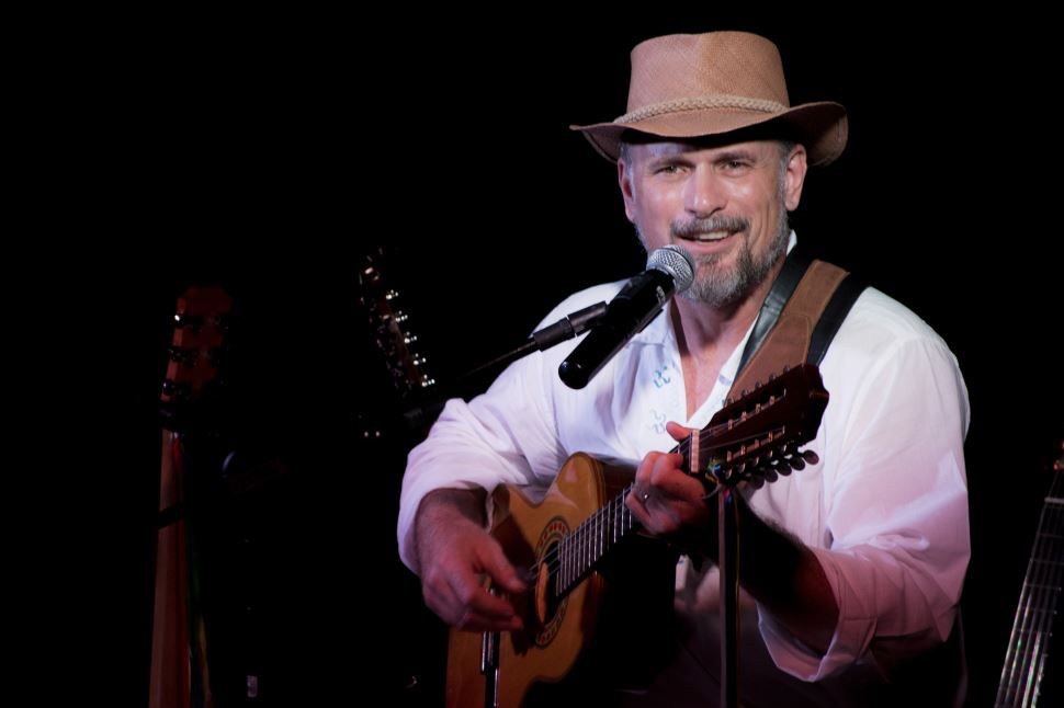 Rodrigo Zanc encanta público do Sesi Matão em apresentação gratuita e aberta para todos