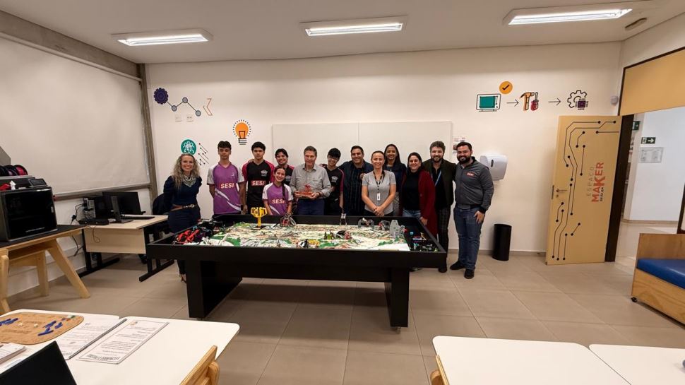 Patrono da unidade Sesi Matão conhece projetos de robótica e se inspira com alunos empreendedores. 