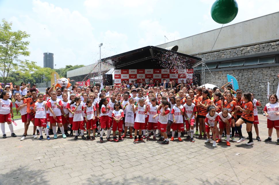 Sesi Mauá apresenta primeiras turmas do Programa Atleta do Futuro - Futebol Feminino com presença de diversas autoridades