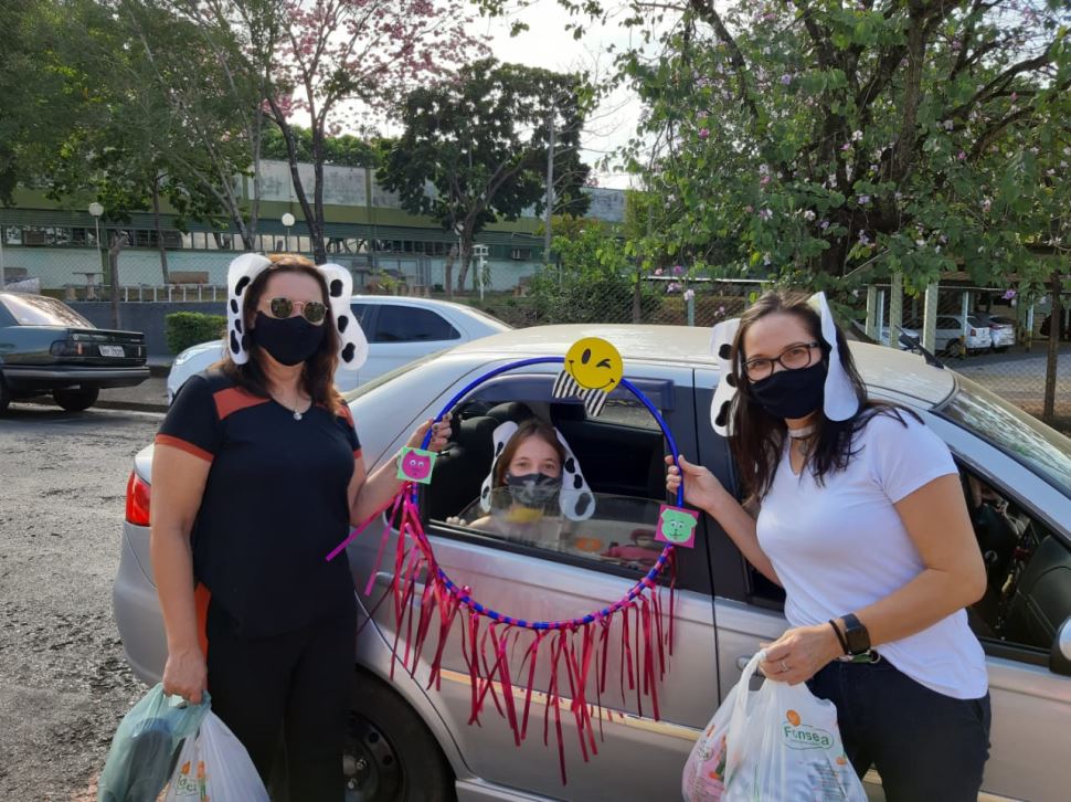 Drive-Thru arrecada agasalhos e ração para cães e gatos