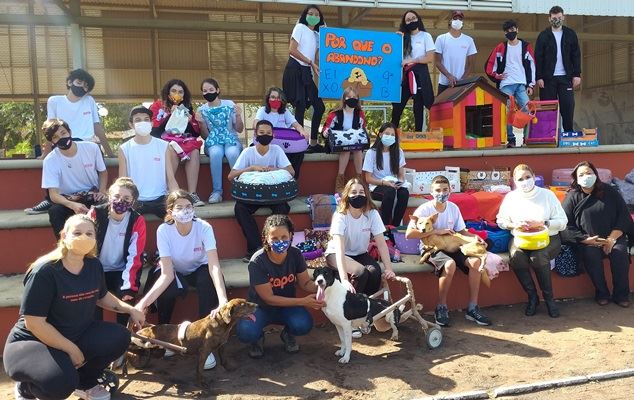 Estudantes fazem doação para associação protetora dos animais