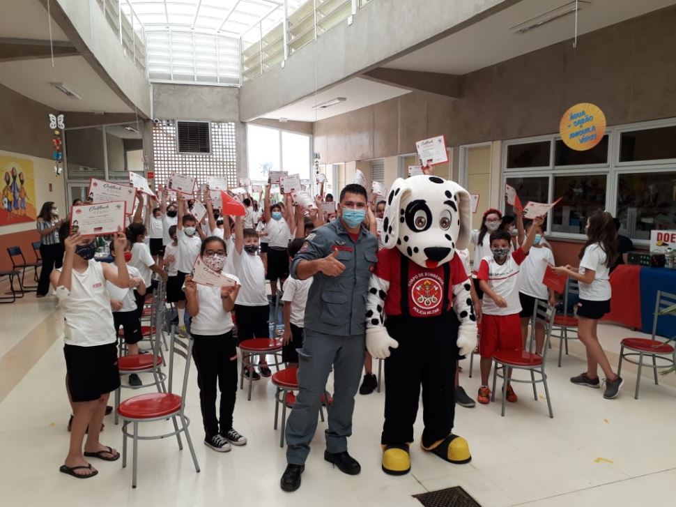 Estudantes participam do programa "Bombeiro na Escola"