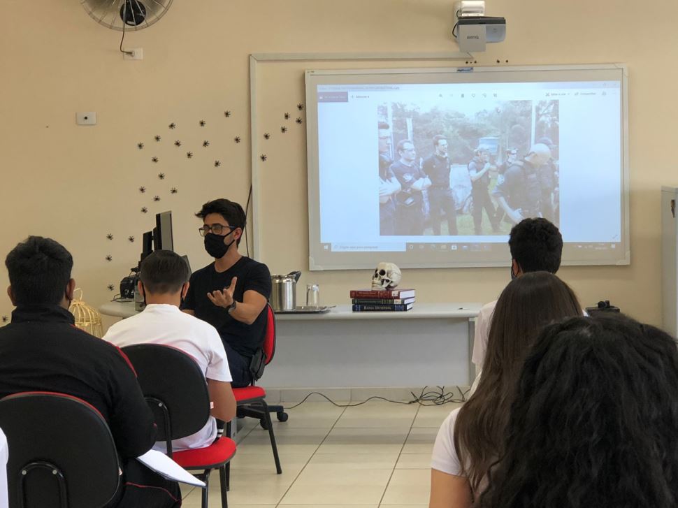 Investigador de polícia participa de bate-papo com estudantes 